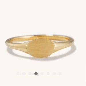 Mejuri Signet Ring in Gold